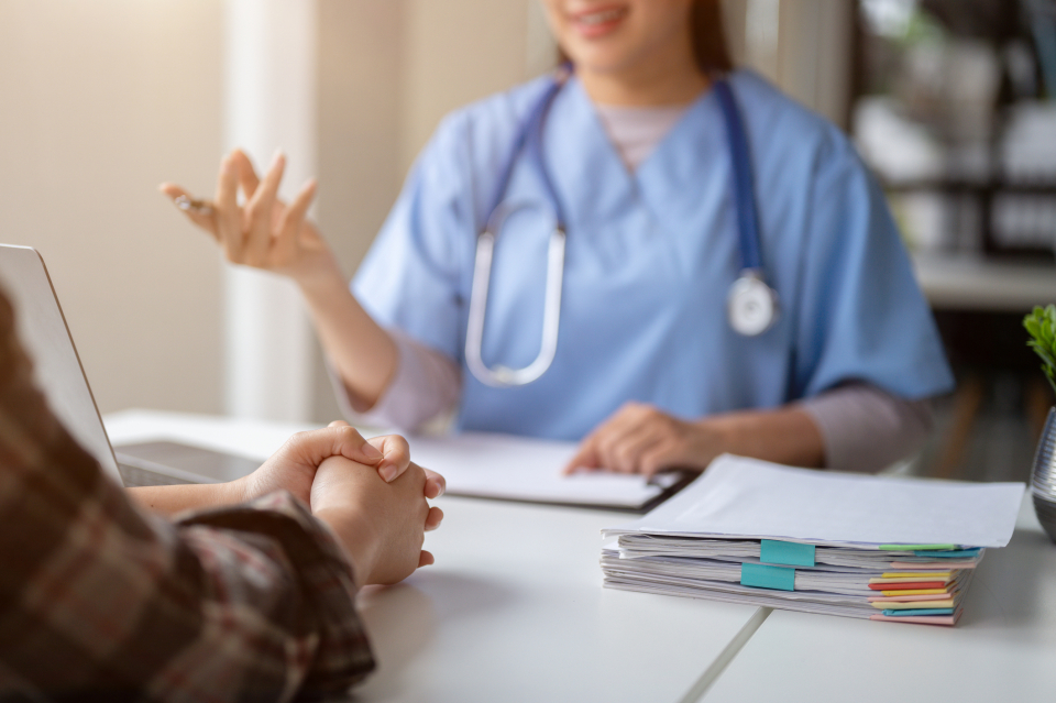 Läkare pratar med patient.